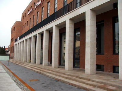 Rendezv&eacute;nyk&ouml;zpont, m�vel�d&eacute;si k&ouml;zpont, rendezv&eacute;nyhelysz&iacute;n, rendezv&eacute;nyterem, esk&uuml;v�helysz&iacute;n Angyalf&ouml;ld&ouml;n