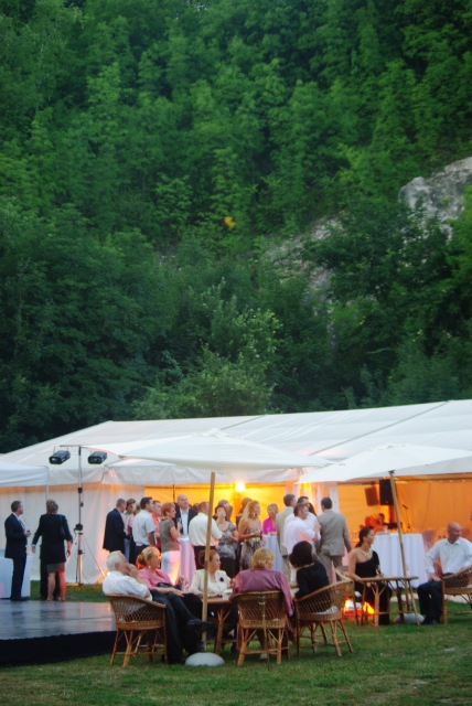 Szabadt&eacute;ri rendezv&eacute;nyhelysz&iacute;n, esk&uuml;v�i helysz&iacute;n, rendezv&eacute;nys&aacute;tor.